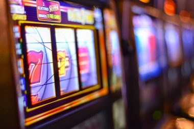 Live Qiu Qiu dealer table with multiple player positions and a live video feed on slotguru88